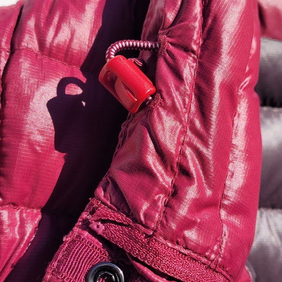 GAP Women's Raspberry Quilted Vest - Picture 5 of 7